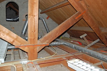 <p>Gedeelte van de kapconstructie, de dakgordingen worden ondersteund door gemetselde wanden en houten spanten. </p>

